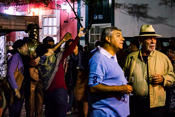 Carla Foto na estátua